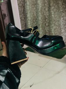 Modish Black Pupm Heels