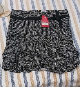 Chic Black &amp; White Patterned Skirt