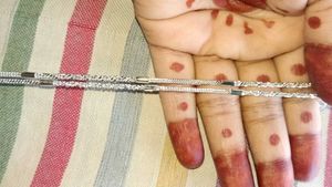 Sparkling Silver Anklet with Floral Charms