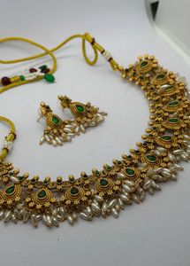 Elegant Green Stone &amp; Pearl Necklace Set