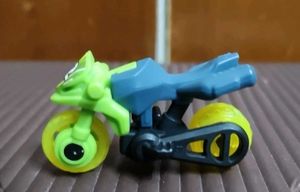 3 kinder Joy racer toys