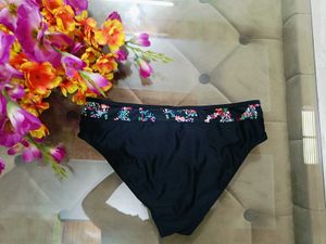🎀Black Bikini Bottom with Floral Trim🎀