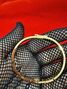 Stylish Gold H-Closure Bracelet
