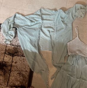 knitted cute sleevless flowy dress with shrug