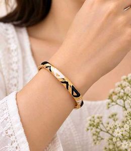 Chic Gold &amp; Black Geometric Bangle
