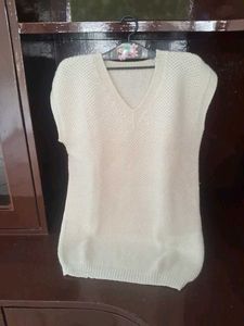 Cream V-Neck Sleeveless Knit Hand-made sweater
