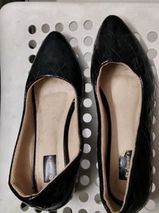 Chic Black Dawars Croc-Embossed Flats