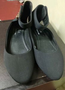 Black Women’s Ankle Strap Flat Bellies | Size 4 |