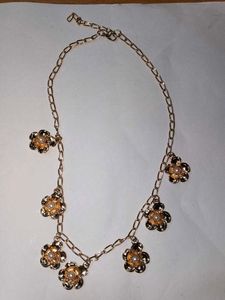 Gold Tone Flower Charm Necklace anti tanish