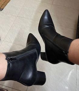 Chic Black Pointed Toe Heeled Boots