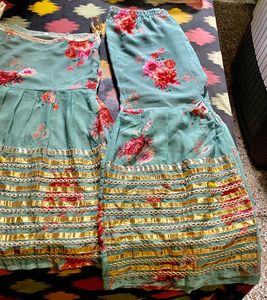 Unique Golden stylish sleeveless suit
