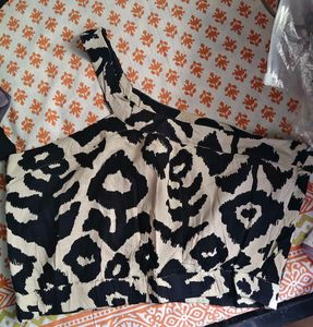 Stylish One-Shoulder Top with Bold Print