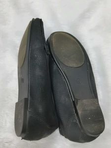 Stylish Black Loafers with Gold Accent