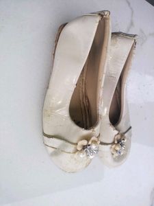 Elegant Cream Ballerinas with Pearl Embellishments