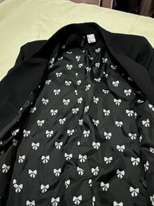 Chic Black Blazer with Bow Lining