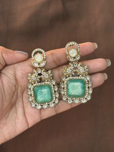 Exquisite Emerald &amp; Crystal Dangle Earrings