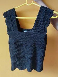 Chic Black Textured Scalloped Crop Top