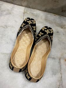 Embroidered Black Juttis