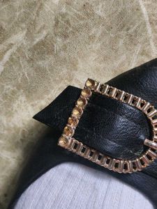 Chic Black Buckle Flats