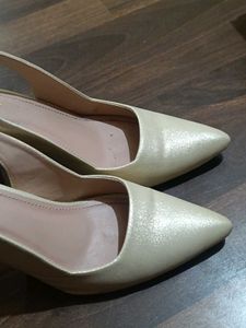 GNIST Golden Pointed Toe Heels with Strap