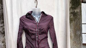 28138. Women's Striped Button-Up Shirt