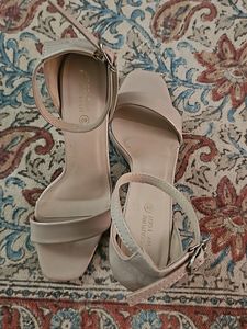 Steal Deal NUDE HEELS