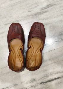 Elegant Maroon Juttis/Flats