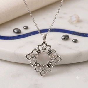 Elegant Floral Pendant Necklace
