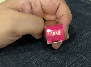 Lakme 9 To 5 Primer Matte Lipstick - Salmon Pink
