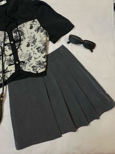 Grey pleaded mini skirt