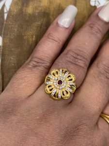Elegant Floral Design Ring