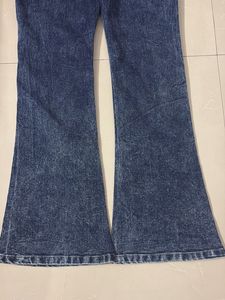 Trendy High-Waisted Flared Jeans – New