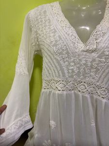 🫶🏻🤍🤍🤍*White Chikankari short kurti