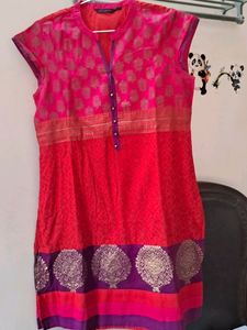 Women Panelled Straight Kurta, Block Printed With