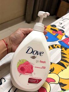 Dove raspberry & lime scent body wash (1L)