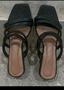 Chic Black Strappy Flat Sandals