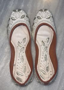 Embroidered panjabi Juttis