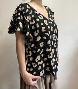 Chic Leopard Print V-Neck Top