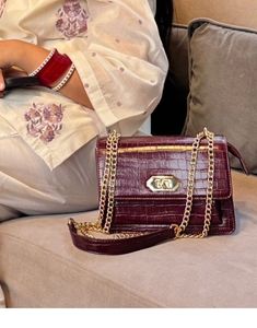 Chic Burgundy Croc-Embossed Chain Bag