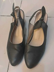 Chic Black Slingback Heels