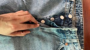 H&amp;m Ripped low waist Light Wash Jeans