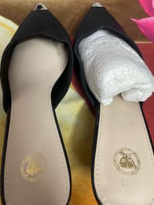 Elegant Black Pointed Toe Mules