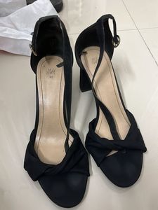 Chic Black Twist Detail Heels