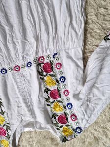 meeranshi Elegant White Kurta Set with Floral Embr