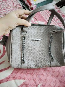 28.Stylish Textured Handbag