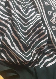 Elegant Green Saree with White Zigzag Print