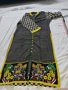 Black &amp; White Printed Kurta with Yellow Collar
