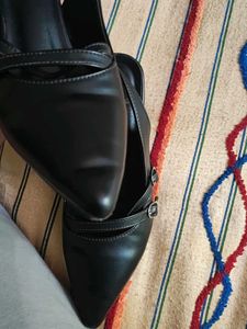 Chic Black Slingback Heels
