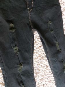 LEVIS❗️PRICE DROP RIPPED BOOTCUT JEANS🎀