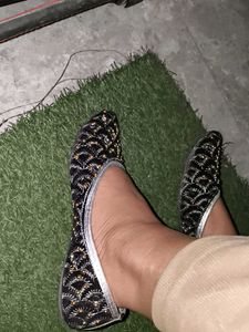 Embellished Black Juttis